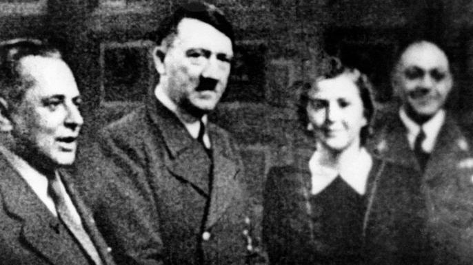 Hitler dan Eva Braun, c.  1940. Thedor Morell adalah sayap kanan.  (Kredit: Keystone-FranceGamma-Rapho melalui Getty Images)