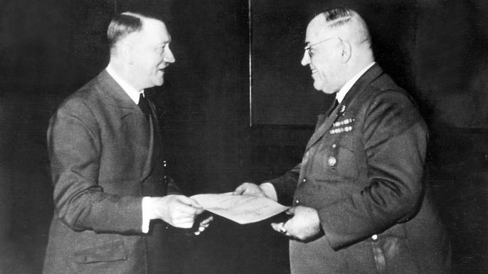 Hitler mempersembahkan Morell the Knight's Cross, c.  1944. (Kredit: Heinrich Hoffmann/ullstein bild melalui Getty Images)