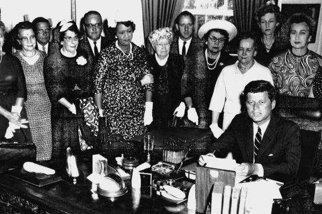US-WHITE HOUSE-KENNEDY Standing behind President John F. Kennedy (Seated-R) signing the Equal Pay Act on 10 June 1963 from (R-L) are: Congresswoman Edna Kelly, Congresswoman Edith Green, an unidentified woman, Mary Anderson, Women's Bureau Director, and Dr. Dorothy Height, President National Council of Negro Women. Other organizations represented at this event included <a href=