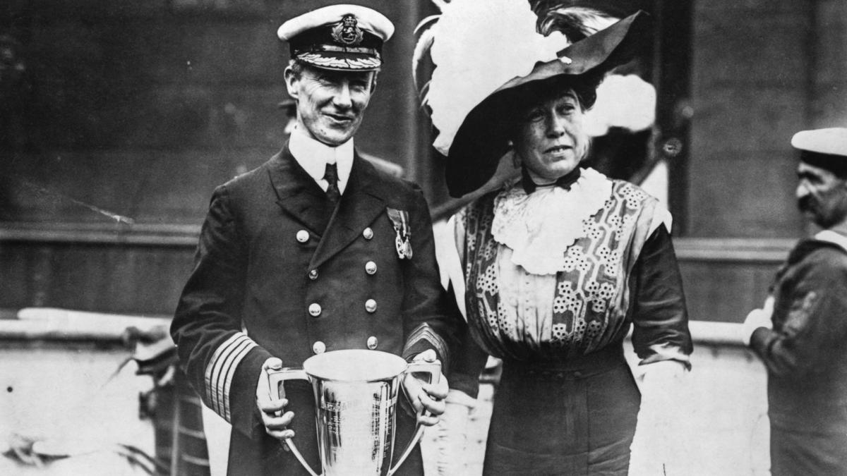 Titanic survivor Margaret Brown alongside Captain Arthur Rostron, of the RMS Carpathia, who was awarded a silver cup for rescuing survivors of the shipwrecked Titanic. (Credit: DeAgostini/Getty Images)