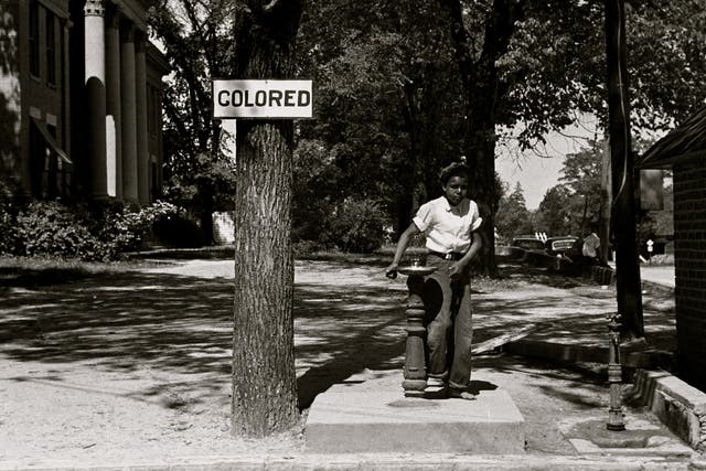 1938: Drinking fountain on the county courthouse lawn, Halifax, North Carolina (Photo by Buyenlarge/Getty Images)