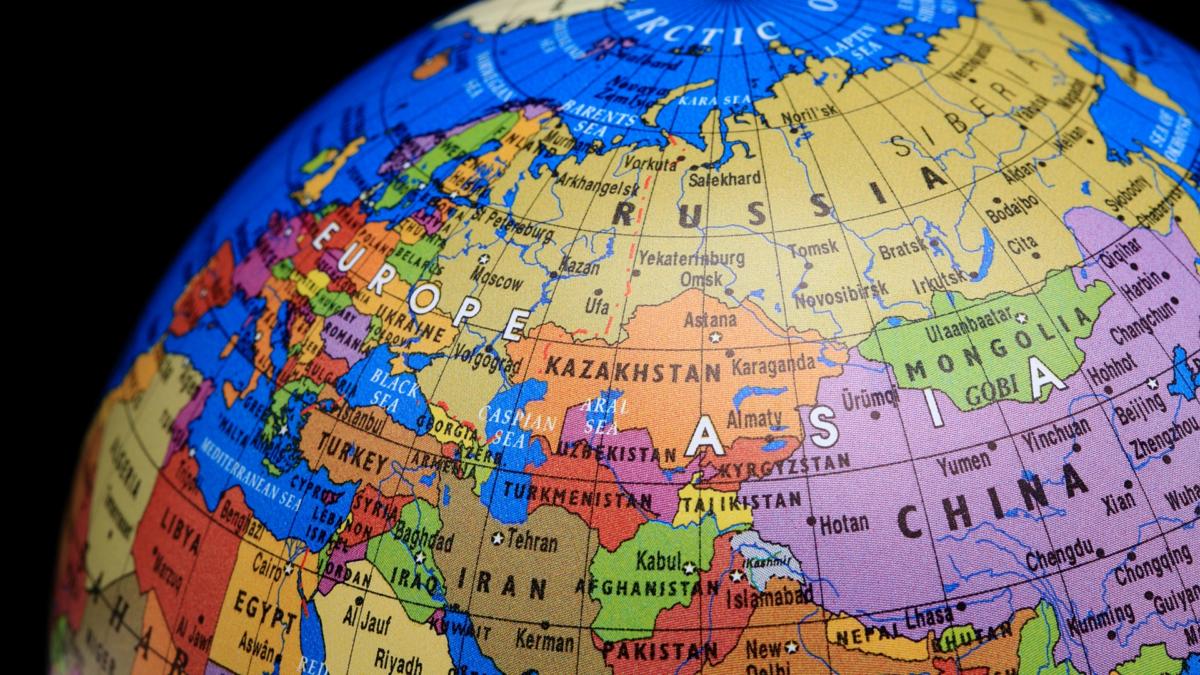 Globe montrant la Russie et les pays formés après la chute de l'Union soviétique. (Crédit : Samxmeg/Getty Images)