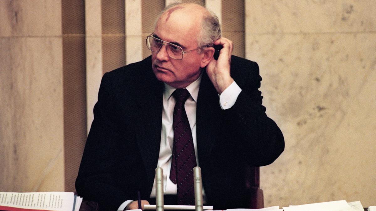 Le président soviétique Mikhaïl Gorbatchev le deuxième jour de la session extraordinaire du Soviet suprême à Moscou le 27 août 1991. Il a menacé de démissionner si les républiques refusaient de signer un traité d'Union pour maintenir l'Union soviétique ensemble. (Crédit : Vitaly Armand/AFP/Getty Images)