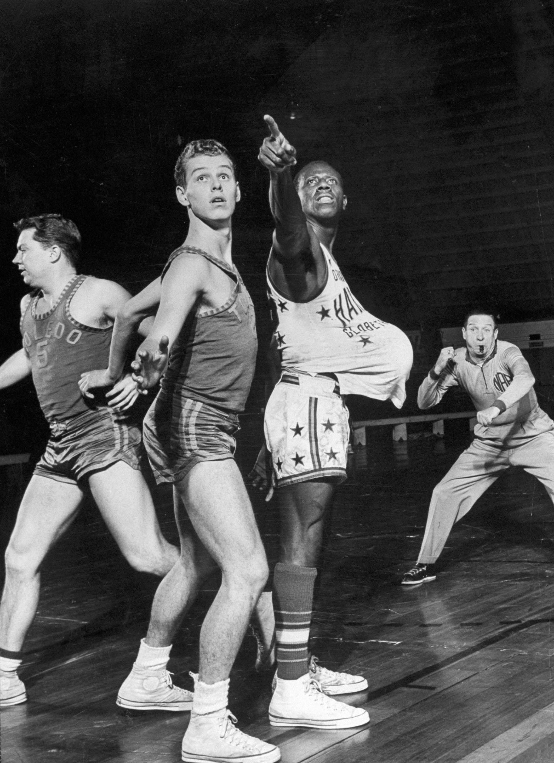 How the Harlem Globetrotters Rose From Obscurity to Global Stars