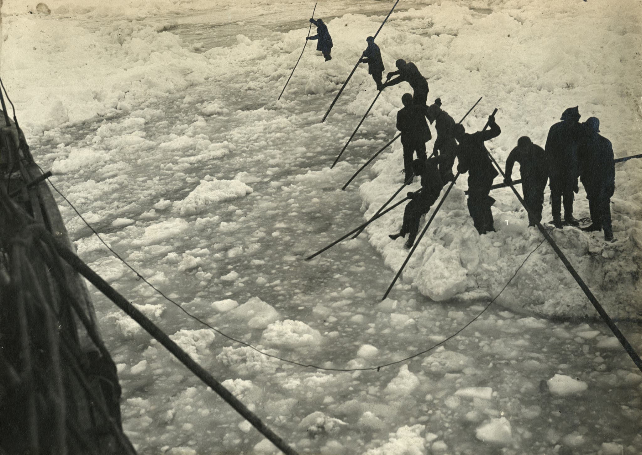 The Stunning Survival Story of Ernest Shackleton and His Endurance Crew ...