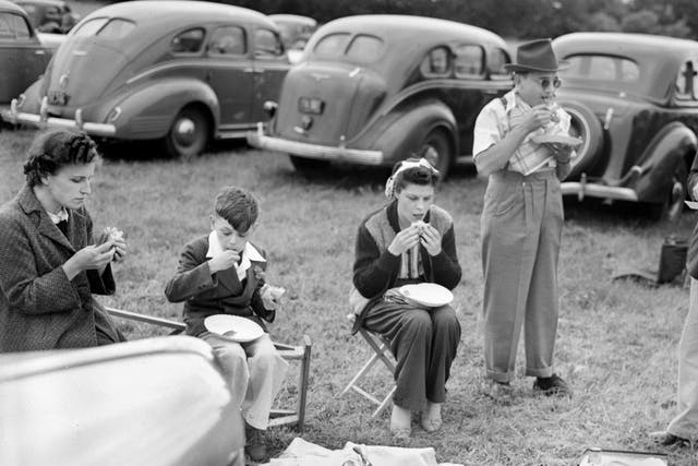 Tailgating 1940s style in Chicago, ca. 1944Tailgating 1940s style in Chicago, ca. 1944 (Photo by Kirn Vintage Stock/Corbis via Getty Images)